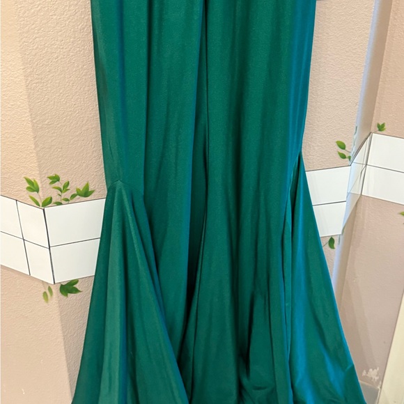 Women’s Emerald Green bridesmaid mermaid dress Barry Jay size medium - Picture 2 of 11